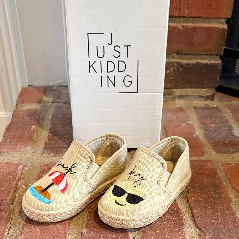 Kids Just Kidding Beige Slip-On Shoes with whimsical design Size 7